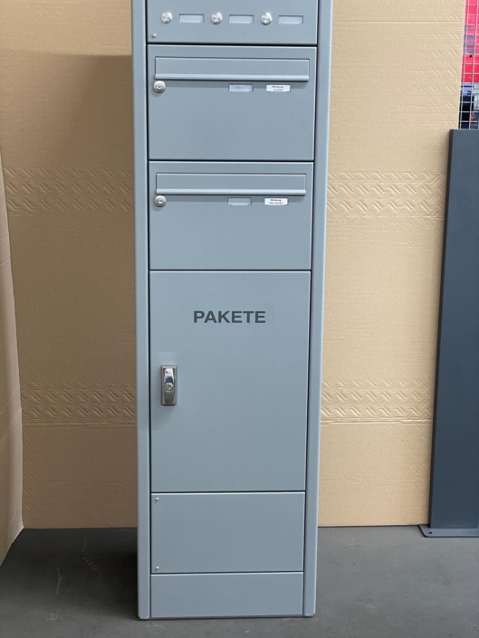 07 – Briefkastenstele Frontentnahme mit Paketkasten – Bild 03
