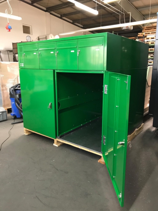 08 – Sonderanlage mit Mülltonnenumhausung und Briefkästen –